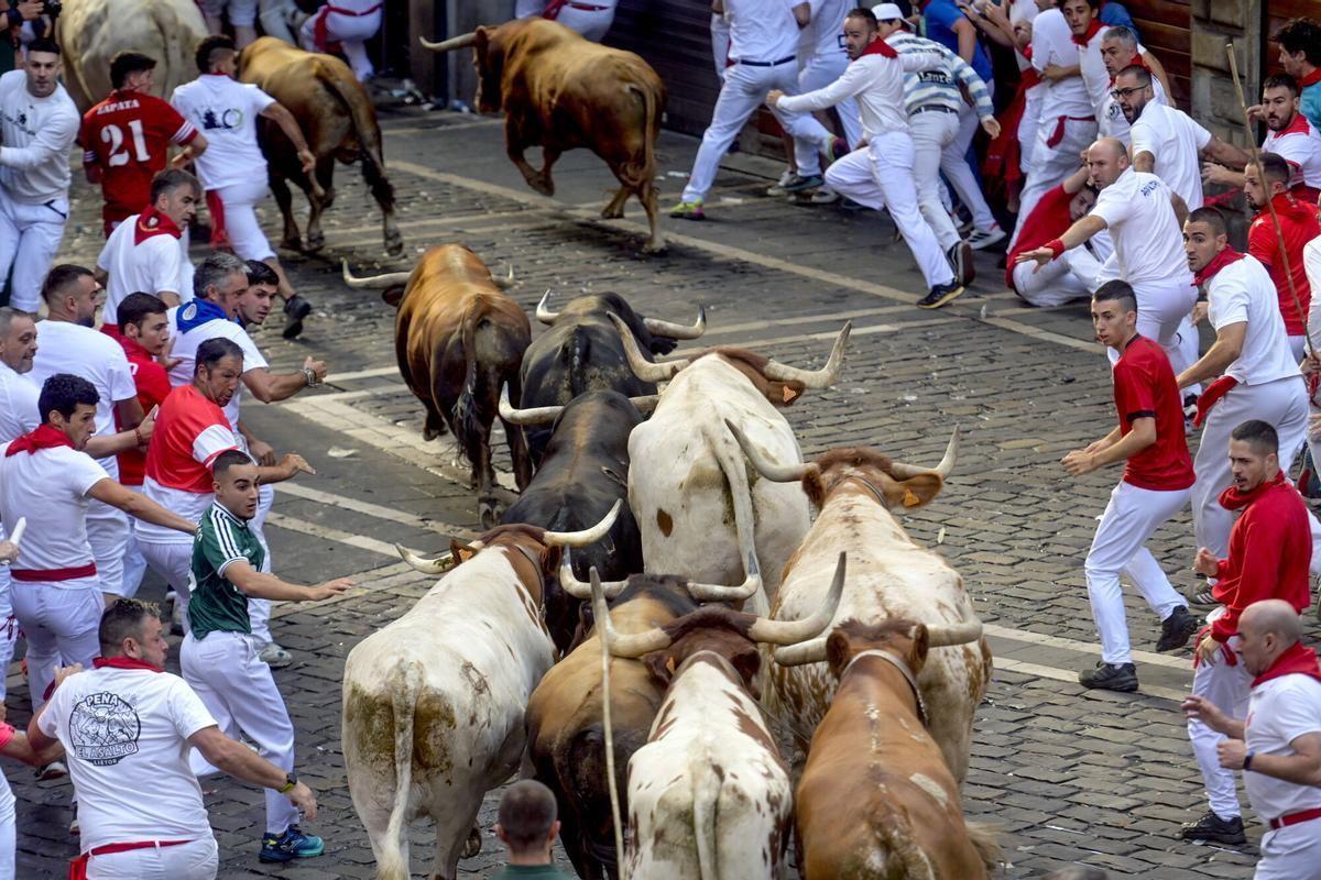 Sexto encierro de los Sanfermines, tenso, emocionante y protagonizado por los toros de la ganadería de La Palmosilla.