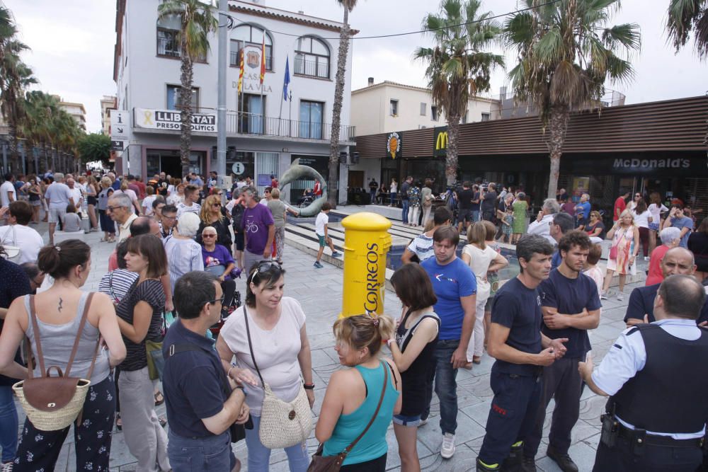 Concentració per condemnar l'agressió sexual múltiple a una turista a Platja d'Aro