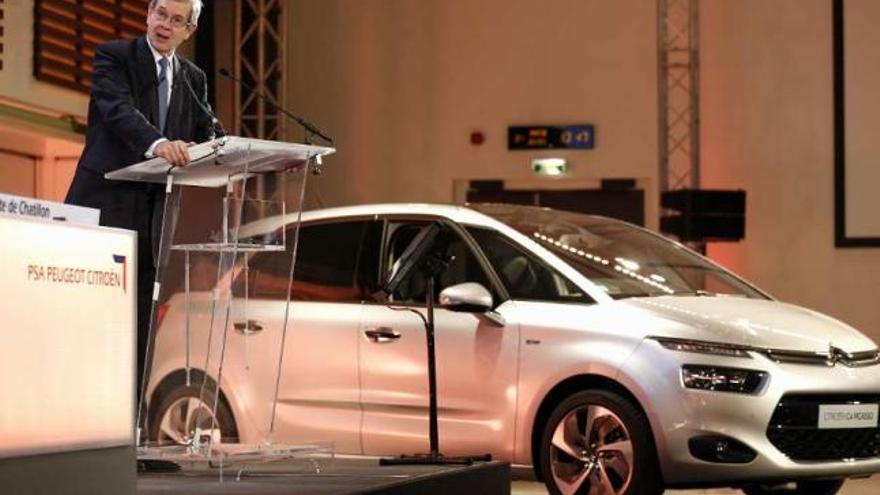 El presidente de PSA, Philippe Varin, en la presentación de resultados con el C4 Picasso vigués.  // Reuters