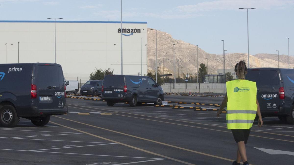 La nave de Amazon en Alicante ha protagonizado una de las operaciones de venta de este año.  | PILAR CORTÉS