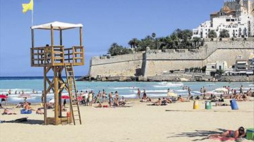 Los socorristas llegan a la playa de Peñíscola