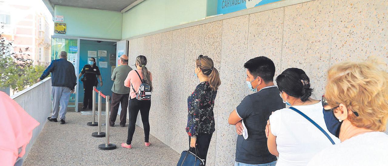 Pacientes esperan para acceder al centro de salud Cartagena Casco Antiguo de la ciudad portuaria.