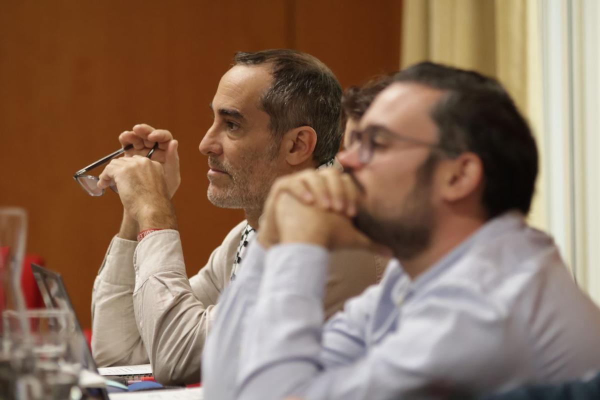 Los concejales de Hacemos Córdoba Juan Hidalgo e Iván Fernández, en el salón de plenos.