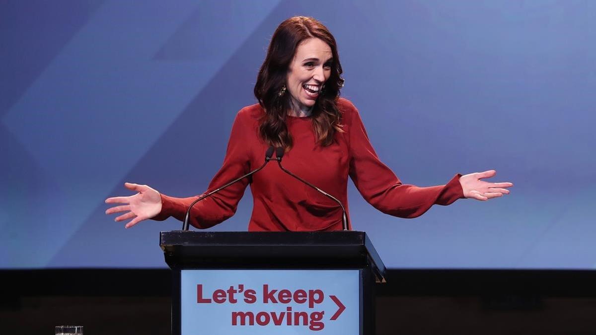 La primera ministra de Nueva Zelanda, Jacinda Ardern, durante su discurso tras conocer el resultado electoral, este sábado en Auckland.