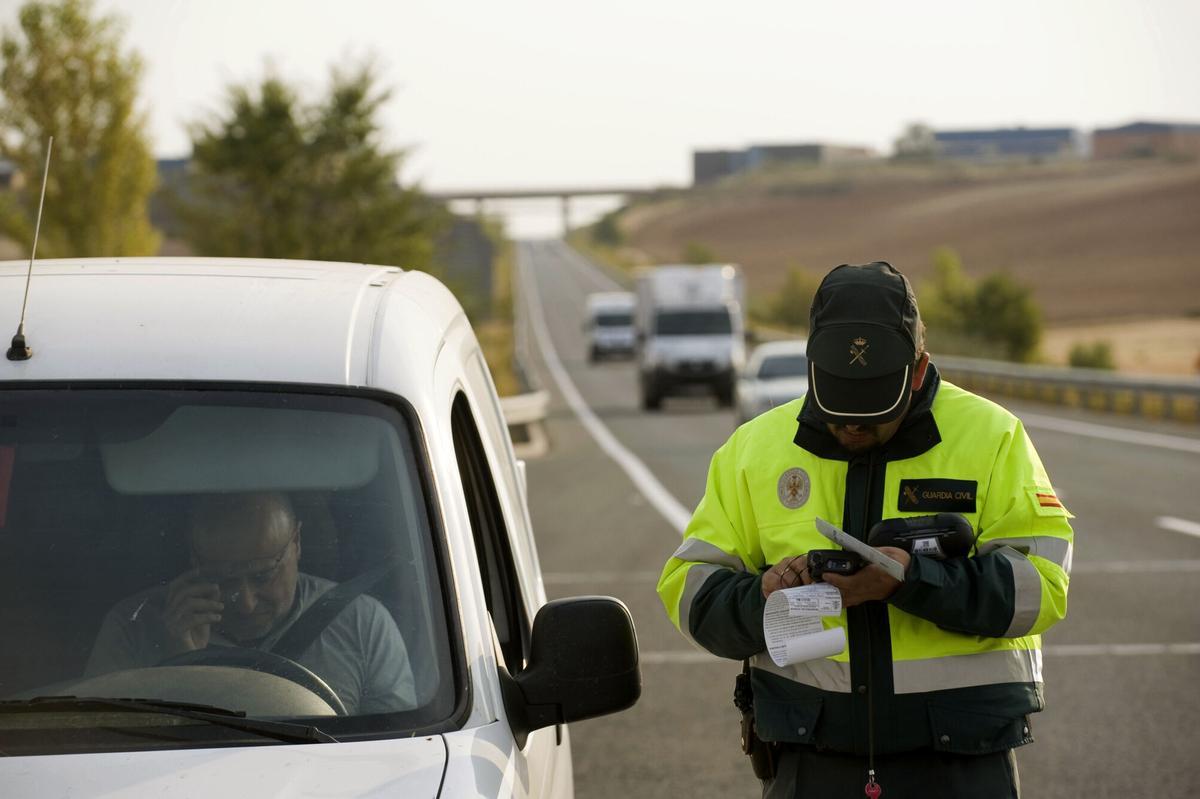 Una agente de la Guardia Civil para a un conductor en la M-100 de la Comunidad de Madrid. EFE/Fernando Villar. TRAFICO, GUARDIA CIVIL, MULTA, MULTAS
