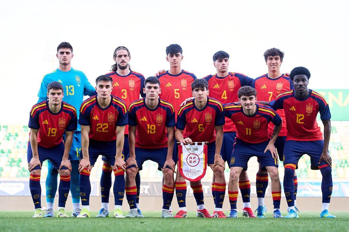 Marc Bernal, amb el número 5, en la formació espanyola a Xipre