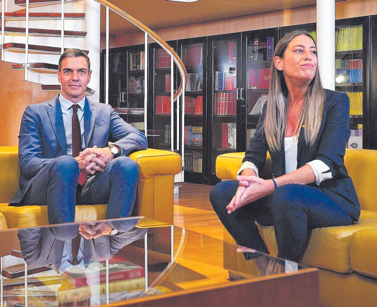 El presidente del Gobierno, Pedro Sánchez, y la portavoz parlamentaria de Junts, Miriam Nogueras, el pasado 13 de octubre en el Congreso.