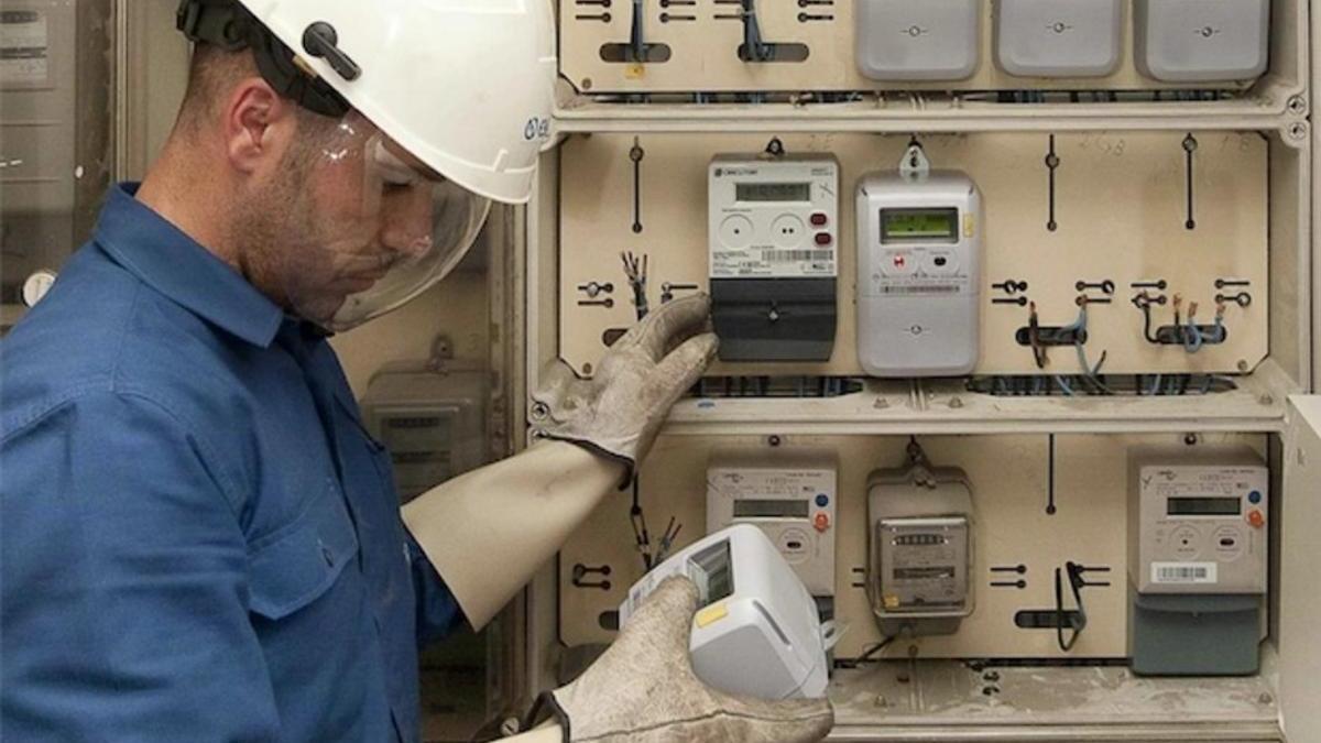 Técnico de la luz realizando una revisión.