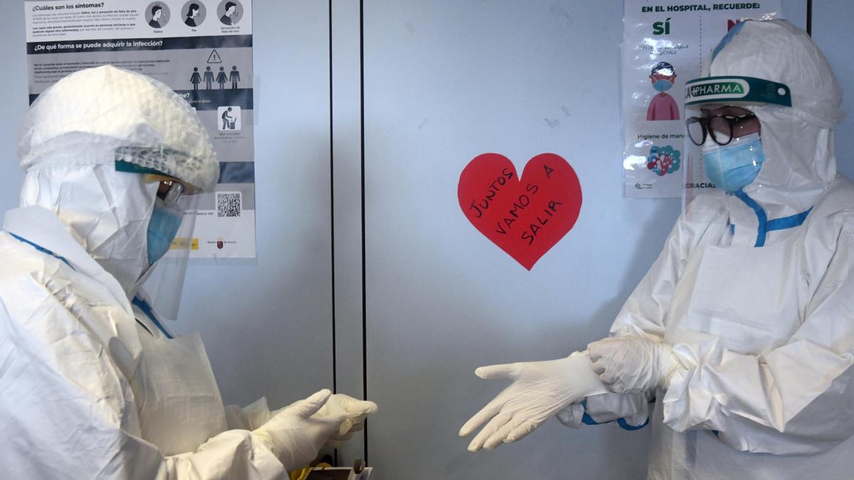 Dos sanitarios en un hospital de Barcelona.