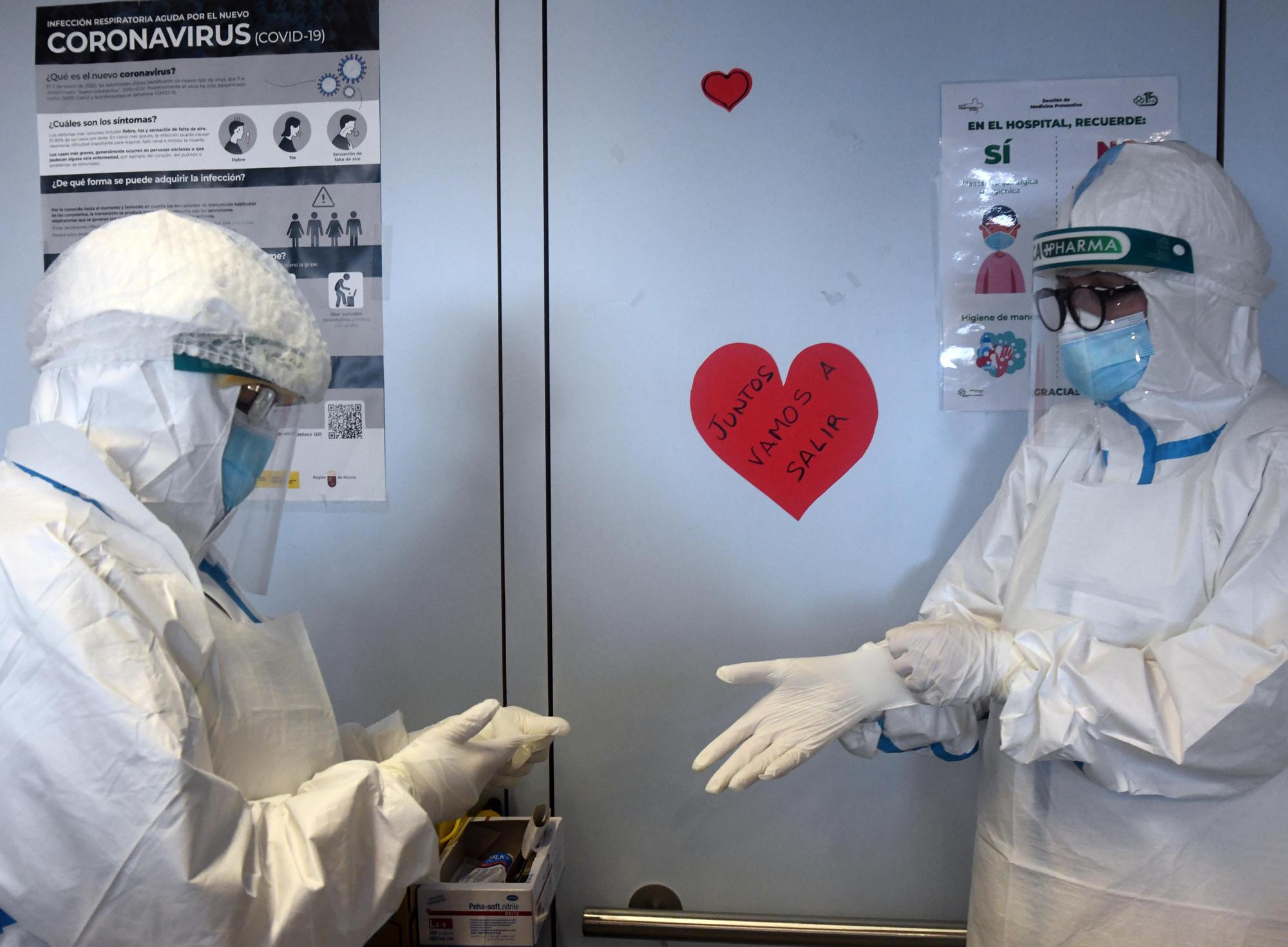 Dos sanitarios en un hospital de Barcelona.