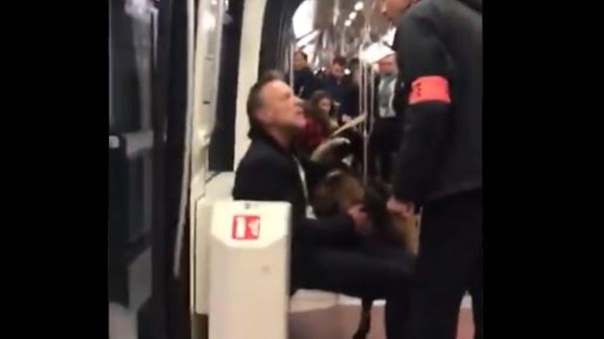 Captura del vídeo del hombre on la cabra en el metro.