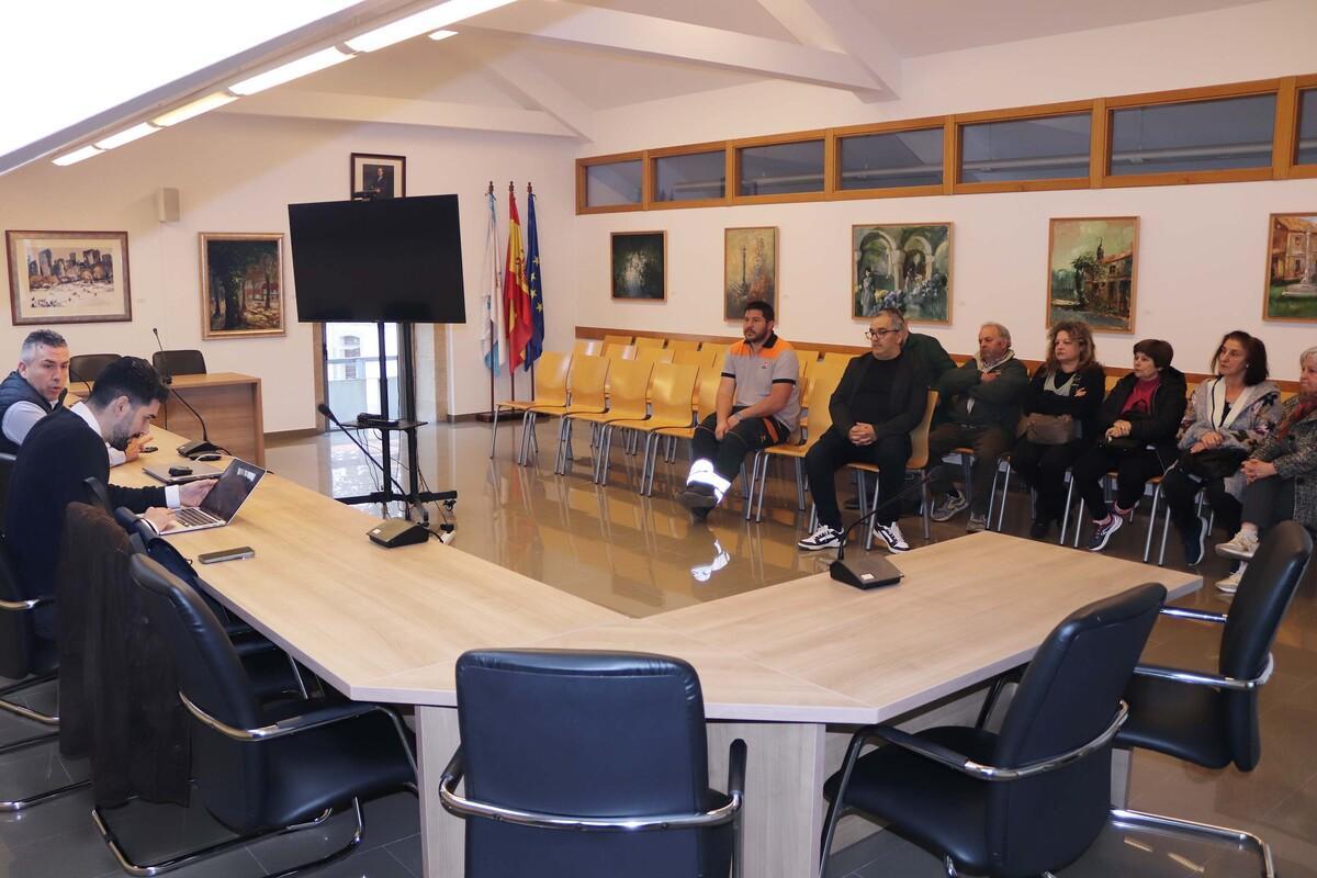 El regidor de Brión, izquierda, con otros miembros de la comisión de seguimiento de la central reversible del Tambre