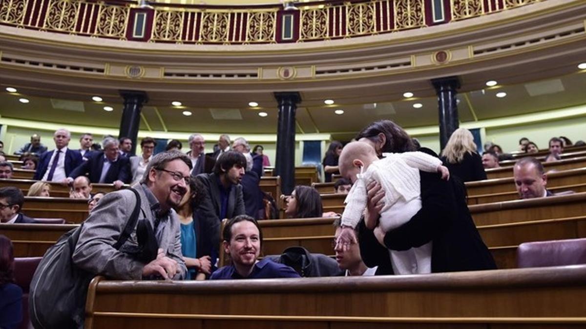 Xavier Domènech saluda a Pablo Iglesias en el hemicilo del Congreso, el pasado miércoles.