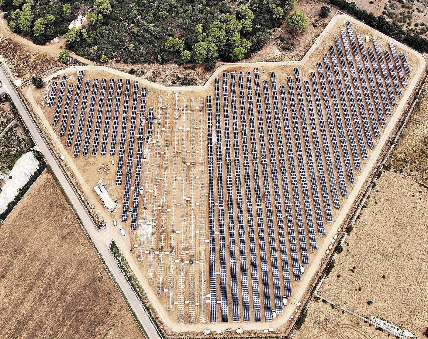 Vista aérea del parque fotovoltaico ubicado en una finca de Sant Llorenç.