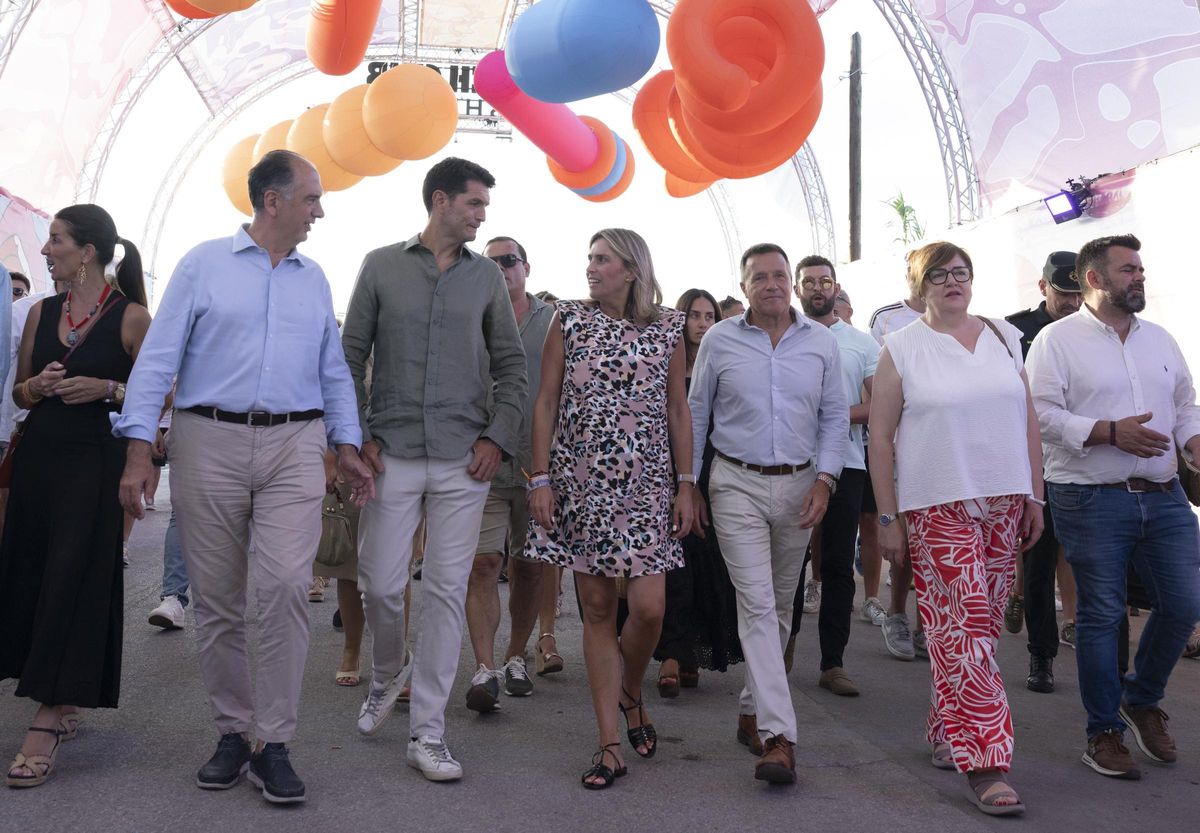 La presidenta de la Diputación, Marta Barrachina, asistió ayer a la visita institucional al recinto donde se celebra el festival de Burriana.