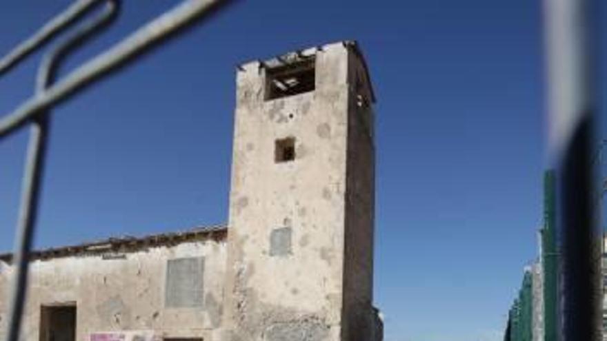 La Torre destaca en esta típica finca de la huerta.