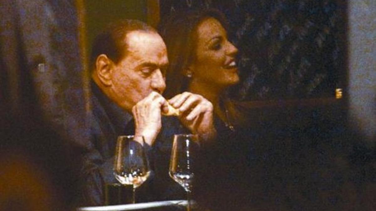 Berlusconi y su novia, Francesca Pascale, en una pizzería de Milán.