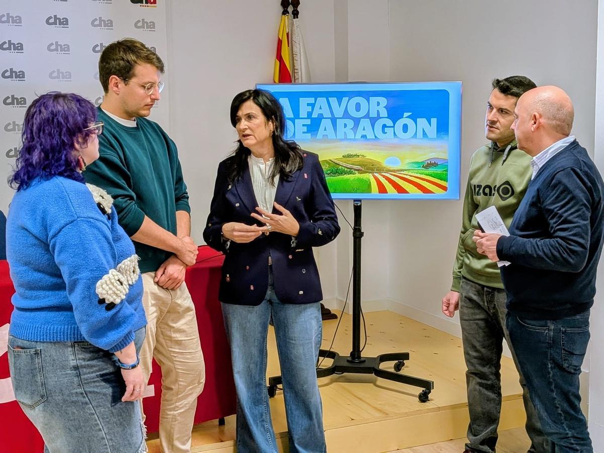 Isabel Lasobras y Jorge Pueyo junto a otros compañeros de CHA.