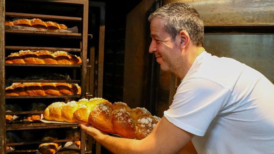 Carlos Espiñeira mostrando alguno de los productos que están siendo demandados durante los últimos días.