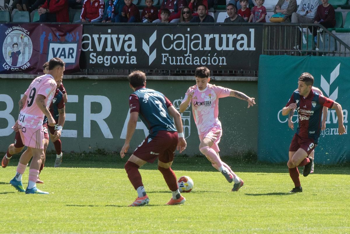 Dieguito con el balón ante un rival de la Gimnástica Segoviana
