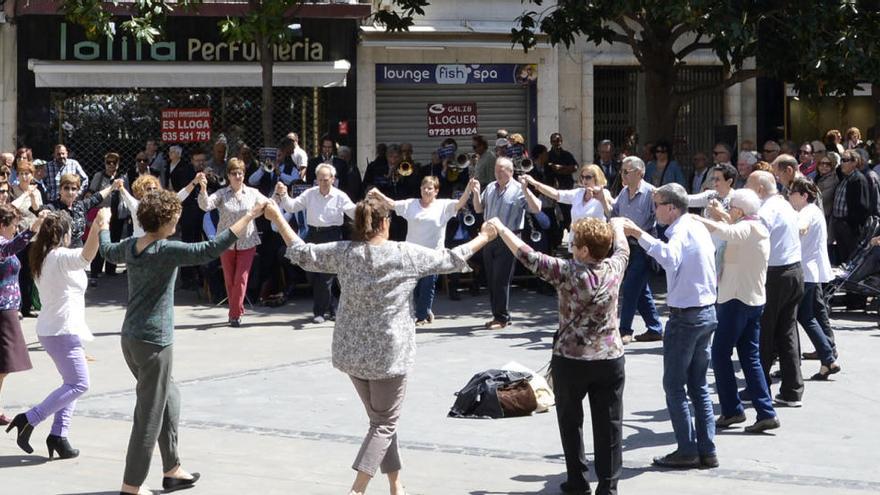 Sardanes a la plaça de l&#039;Ajuntament de Figueres, en una imatge d&#039;arxiu