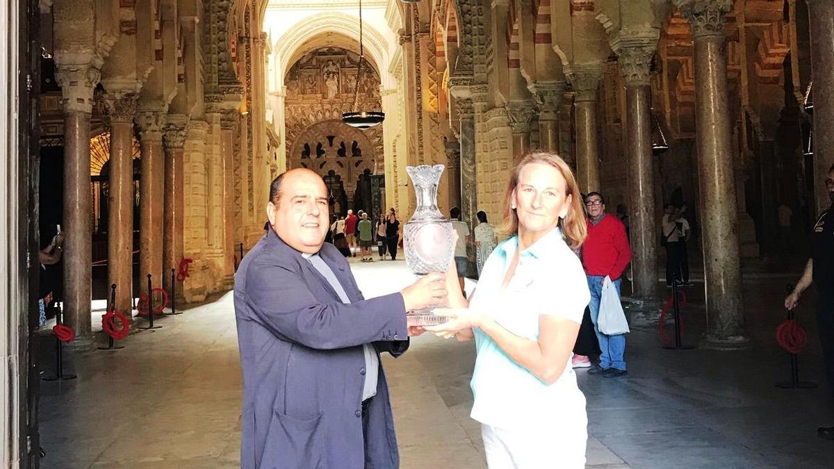 El trofeo de la Solheim Cup, en la Mezquita Catedral.