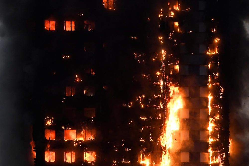 Incendi en un bloc de pisos de 27 plantes a Londres