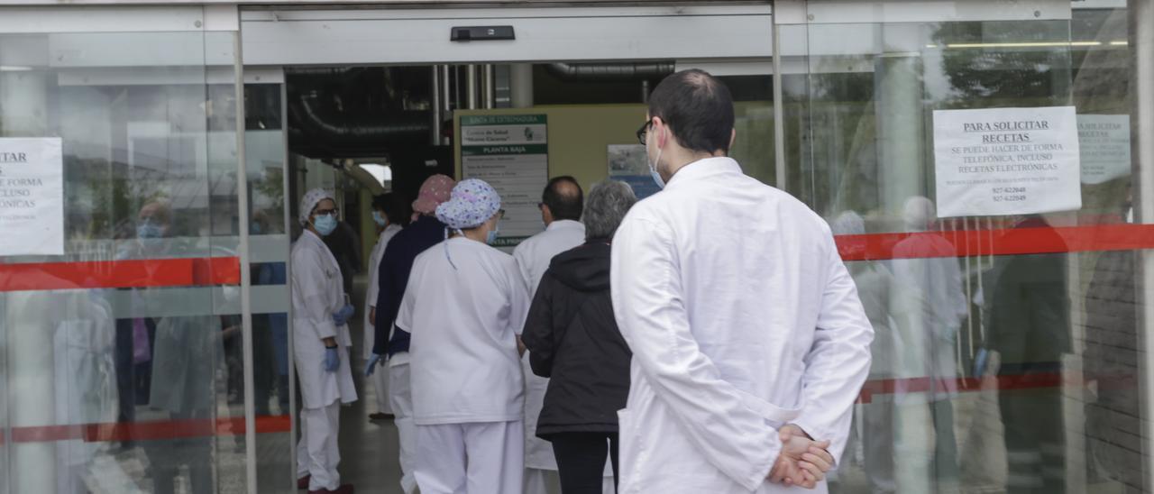 Médicos acceden al interior de un centro de salud en la capital cacereña, en una fotografía de archivo.