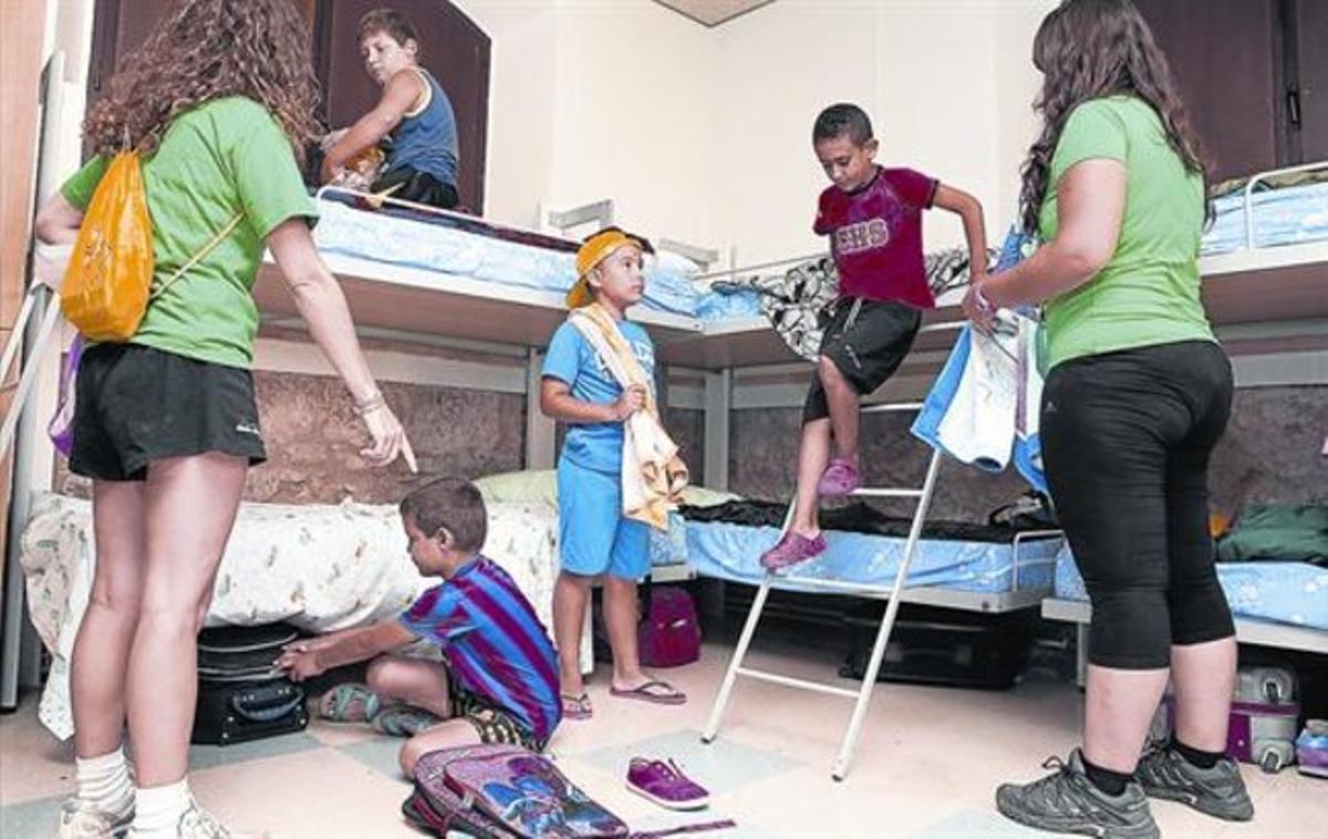 Els nens preparen la tovallola per al bany de la tarda davant de dues monitores. Els nens preparen la tovallola per al bany de la tarda davant de dues monitores.