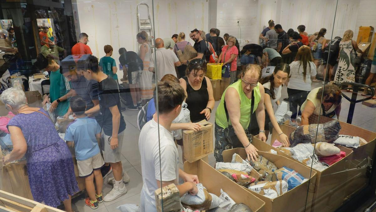 En imágenes | Continúa la locura por los paquetes de Amazon en el Carrefour de Zaragoza