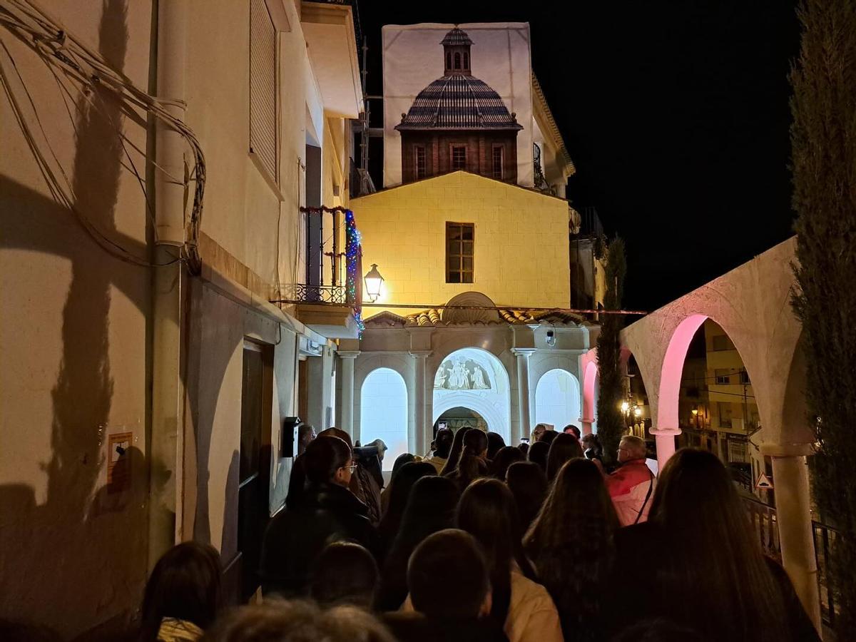 Público visita el belén de altura.