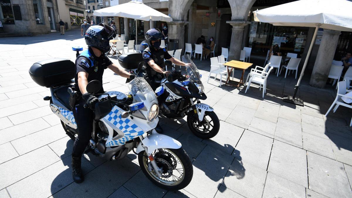 Policías vigilan el cumplimiento de las normas covid. // G. Santos