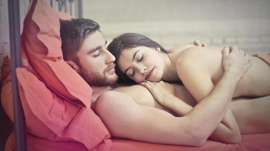Descubre los beneficios de dormir desnudo en pareja.