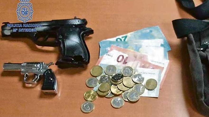 La pistola de juguete, el mechero en forma de revólver y el dinero intervenido al atracador.