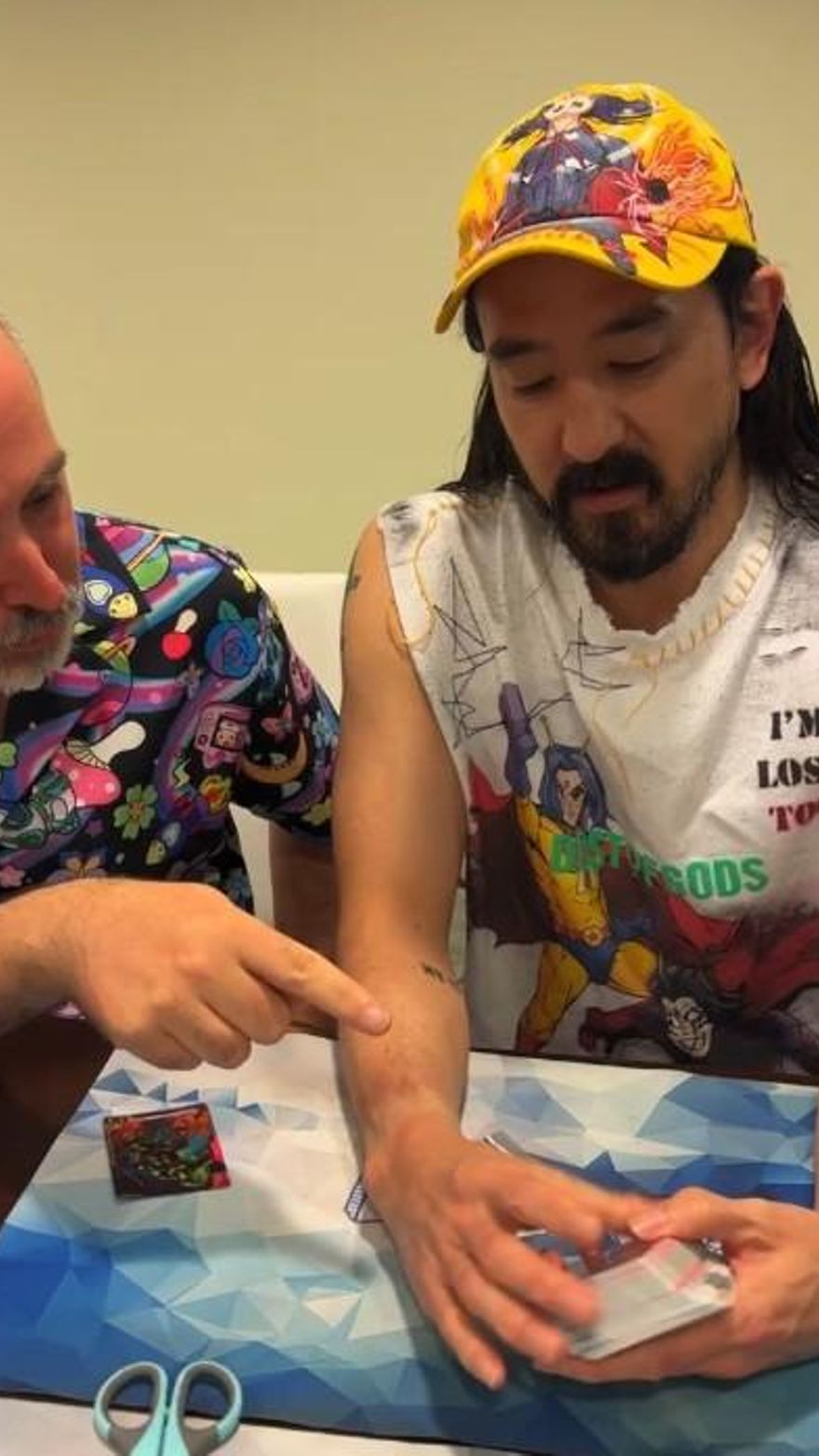 Steve Aoki abriendo sobres en su evento