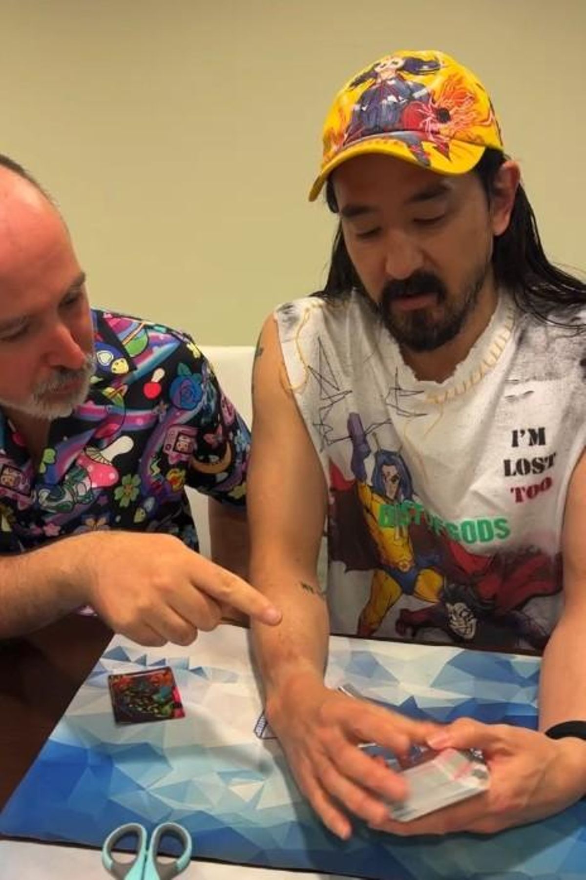 Steve Aoki abriendo sobres en su evento