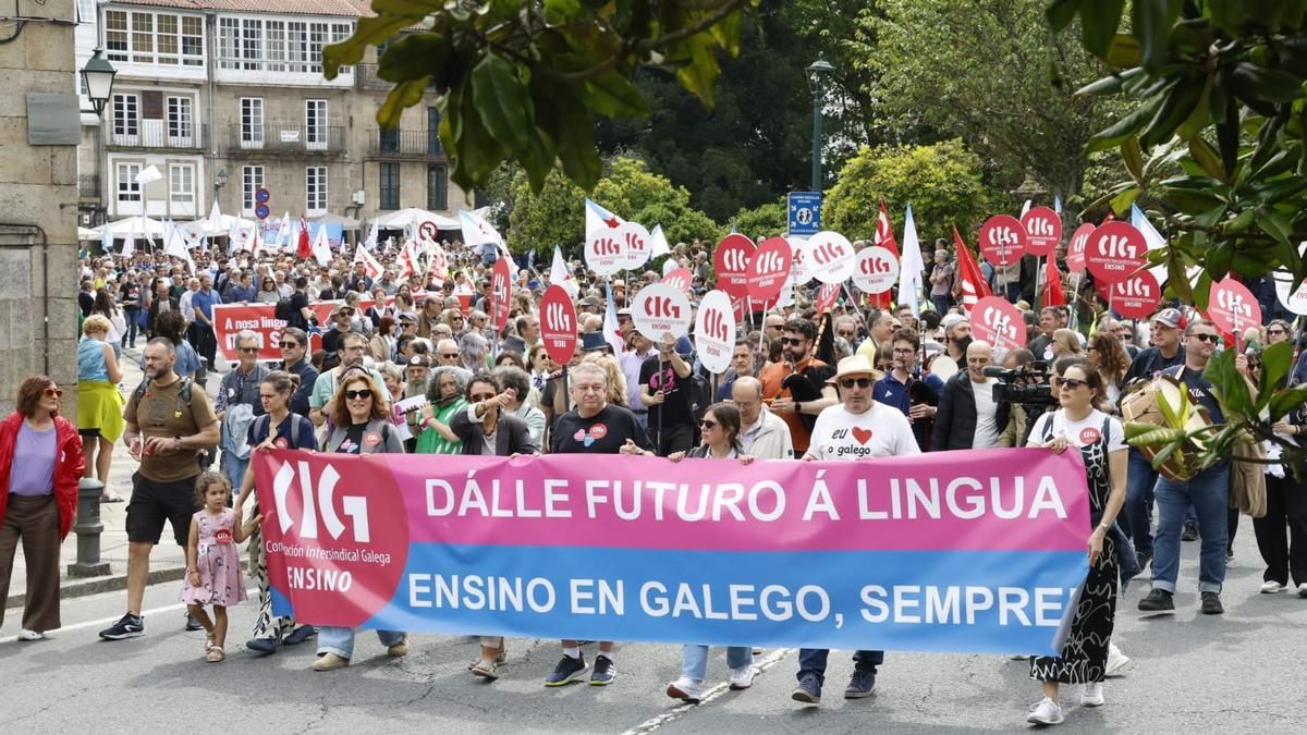 Miles de personas toman as rúas de Santiago en defensa do galego