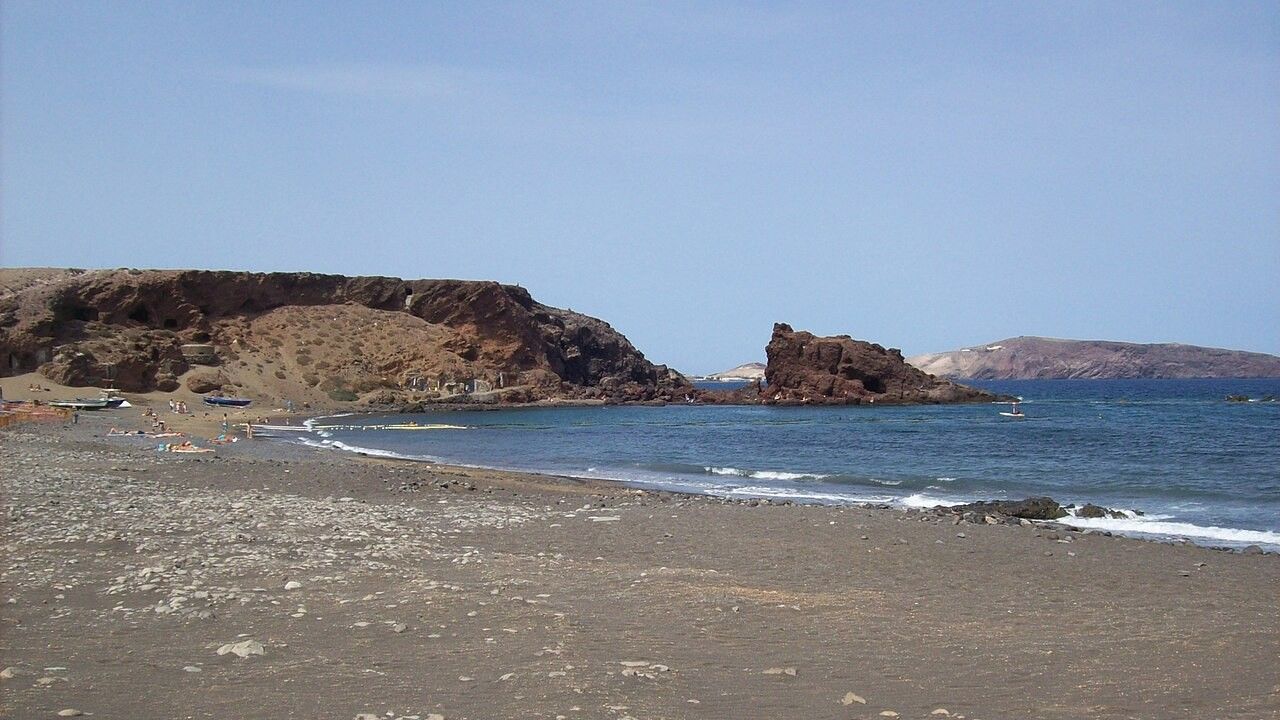 La costa de Gran Canaria con el Roque de Gando al fondo