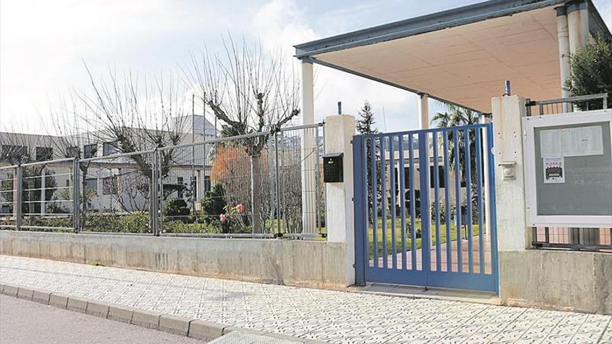 Exterior del colegio público Jaime Sanz de Peñíscola, que el próximo curso contará con una nueva directiva.