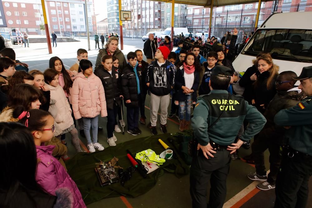 Exhibición de la Guardia Civil en el colegio Santa Olaya