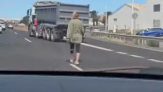 Asombro en Lanzarote: una mujer camina entre los coches en plena autovía hacia el aeropuerto