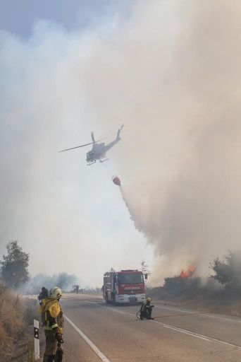 Las llamas amenazan un polígono y cortan la autovía en A Cañiza