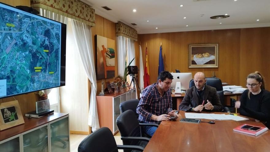 El alcalde, Alejandro Lorenzo, supervisa el proyecto de conexión al saneamiento en su despacho.  |  // D.P.