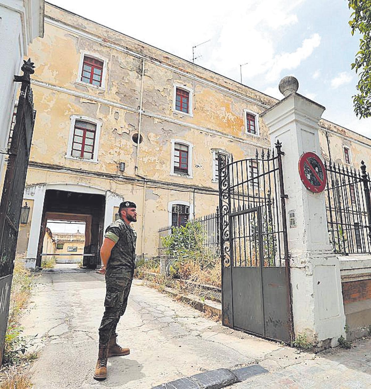 Un militar vigila la entrada de La Zona.