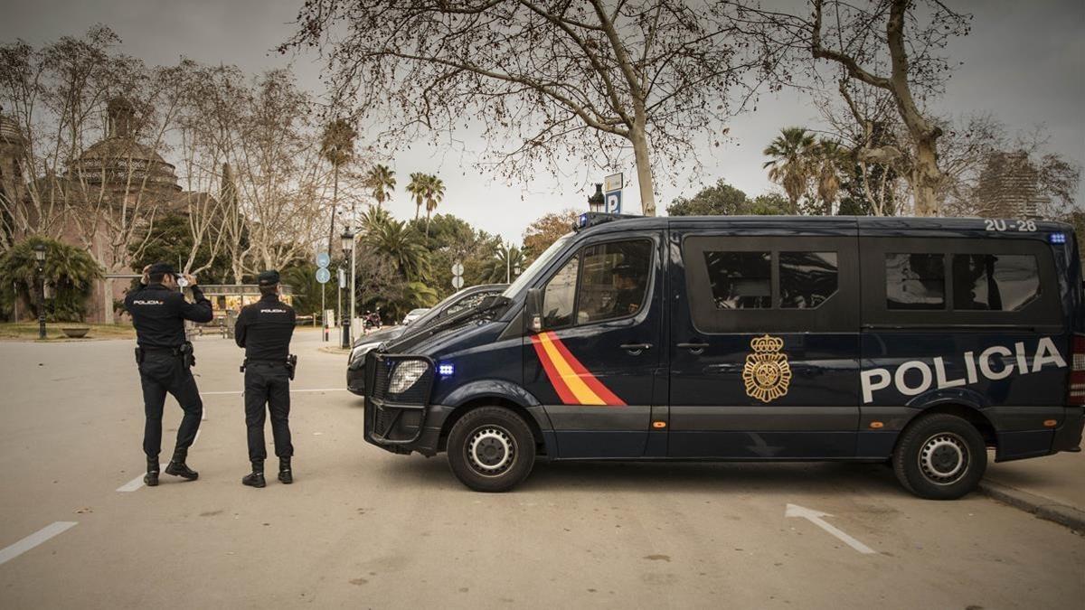 Agentes de la Policía Nacional en el parque de la Ciutadella