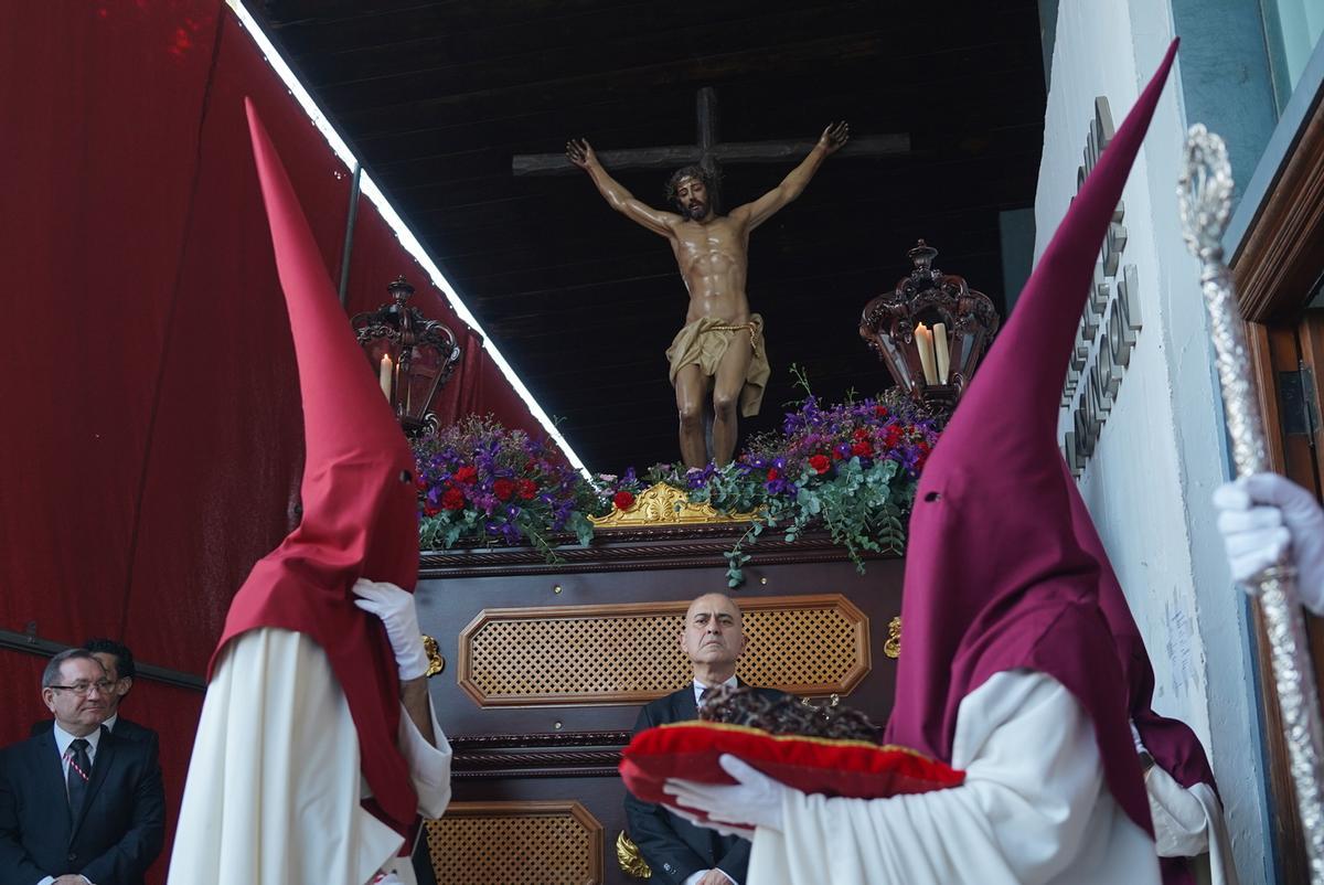 La salida del Cristo de las Lágrimas, en imágenes