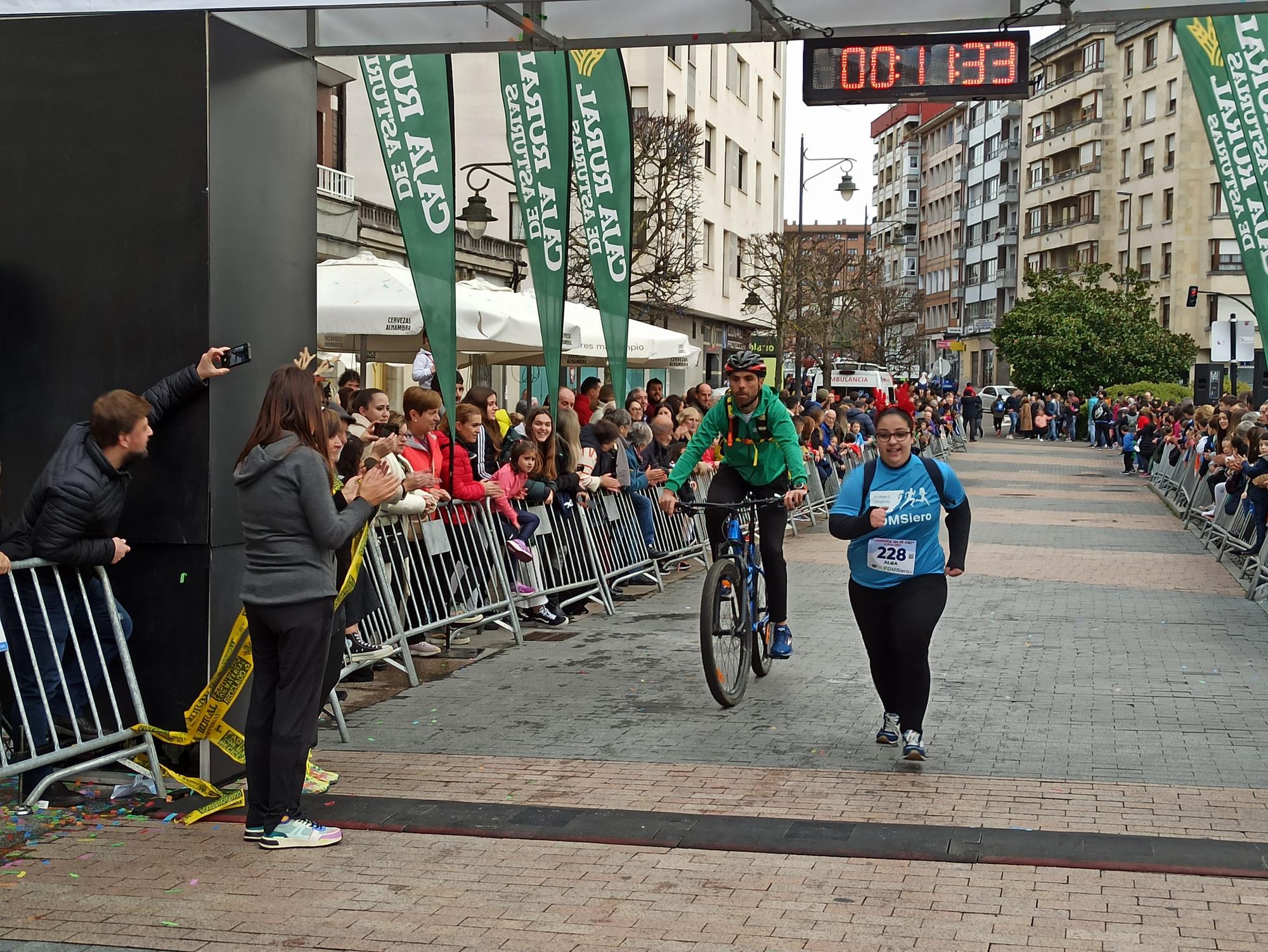 Casi 1.500 participantes disputan la carrera de Fin de Año de Pola de Siero