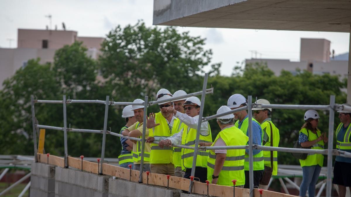 Vicent Marí y Salvador Losa visitan las obras del Centro Multidisciplinar de Sa Blanca dona