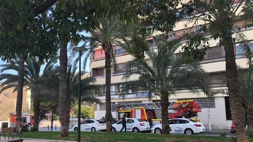 Bomberos de Alicante en el lugar del incendio provocado.