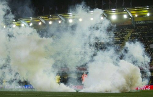 Lanzamiento de un bote de humo en el Villarreal-Celta